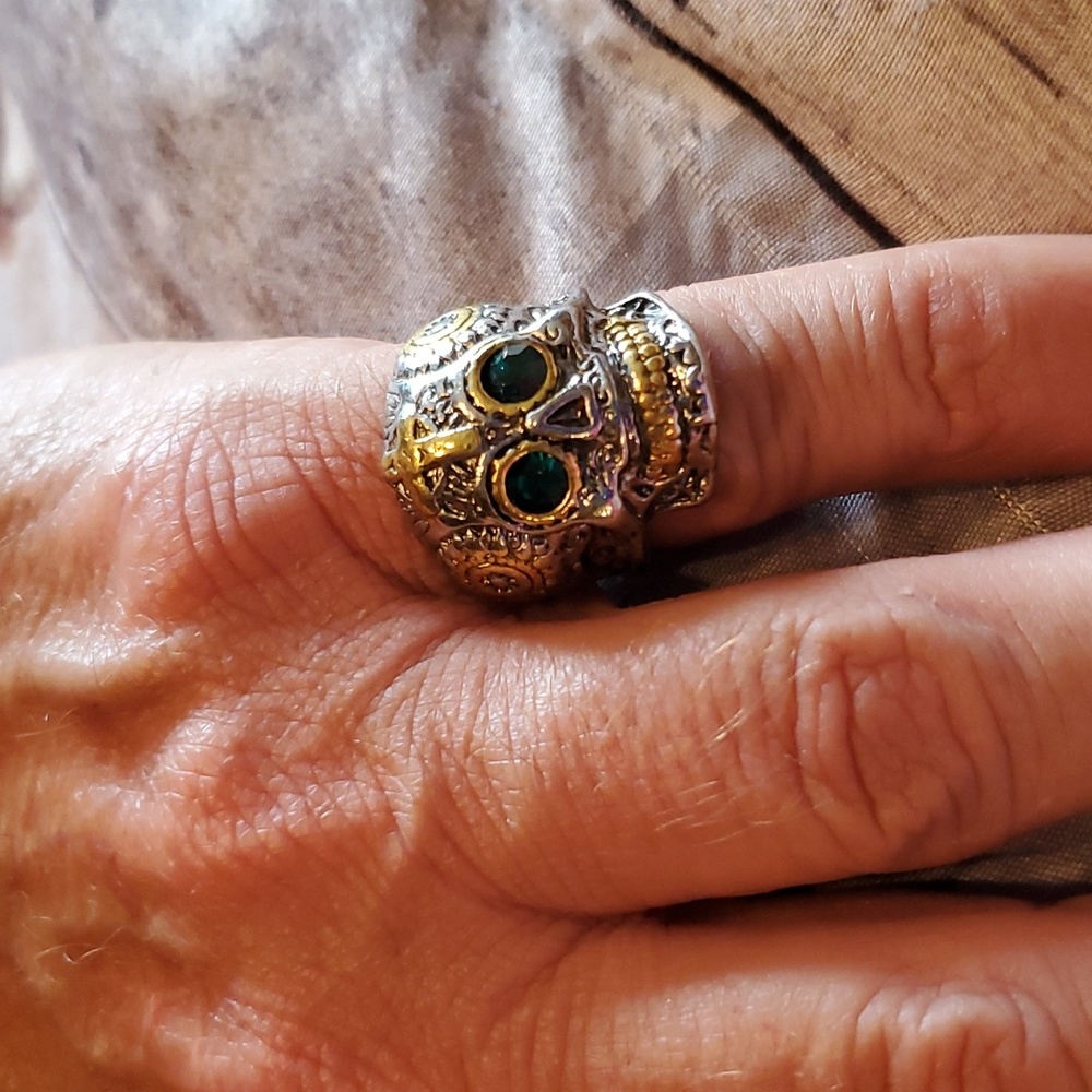 Skull ring